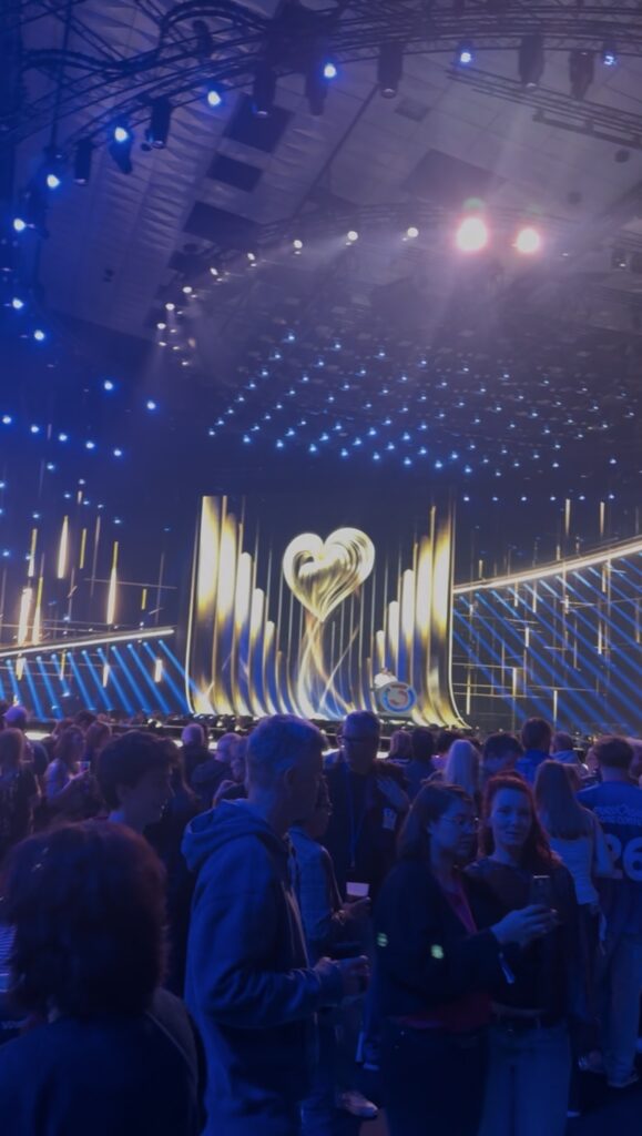 Widok z płyty Wiener Stadthalle przed drugim półfinałem Eurowizji 2026